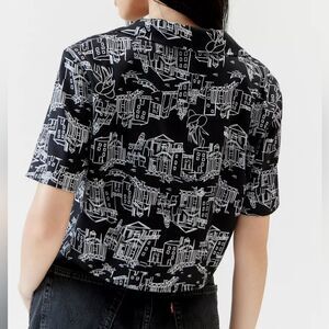 Urban Renewal   black white Novelty cityline  Print Camp resort  Shirt size xs